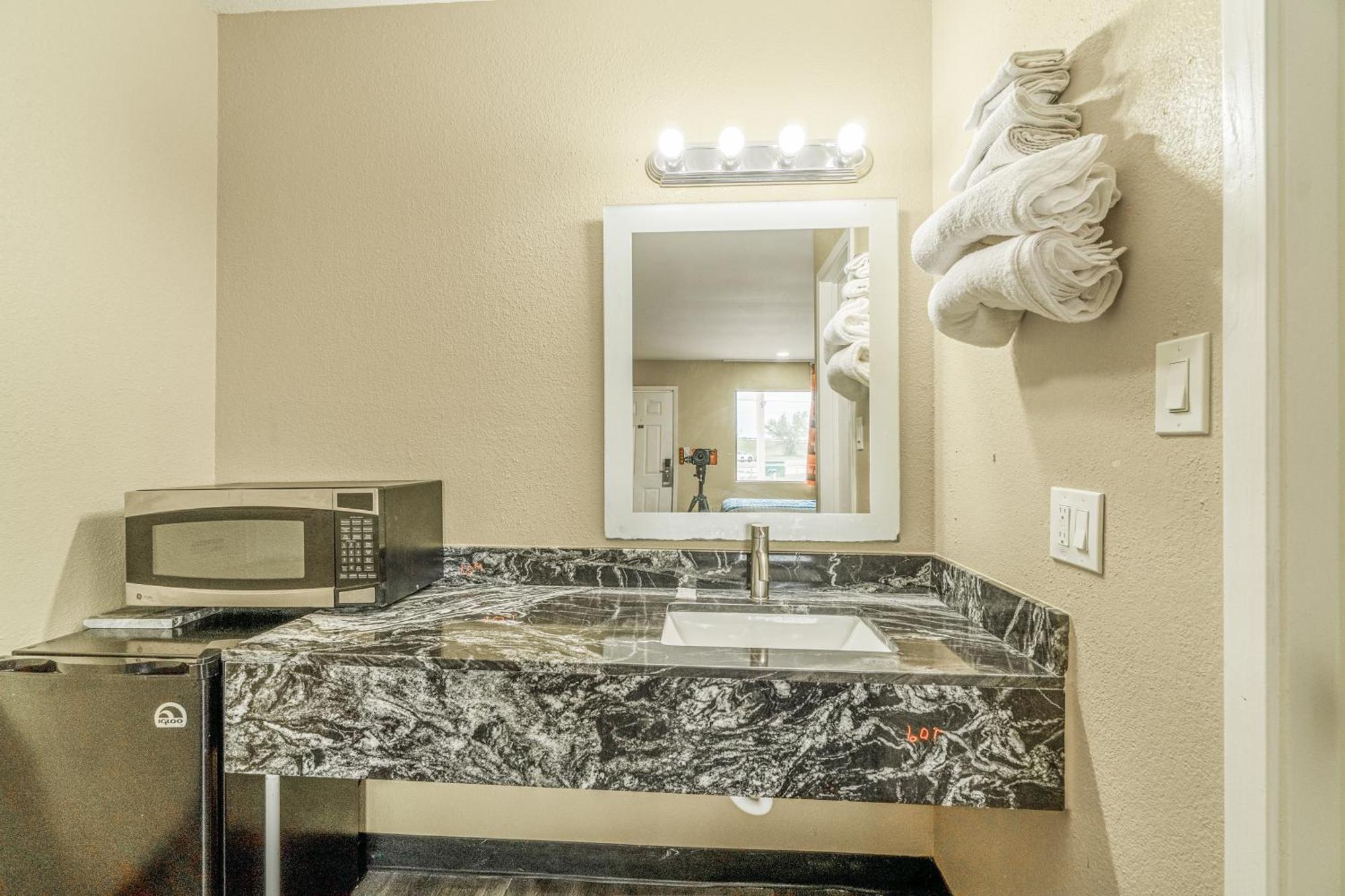 Regency Inn By Oyo Rockdale Tx Luaran gambar