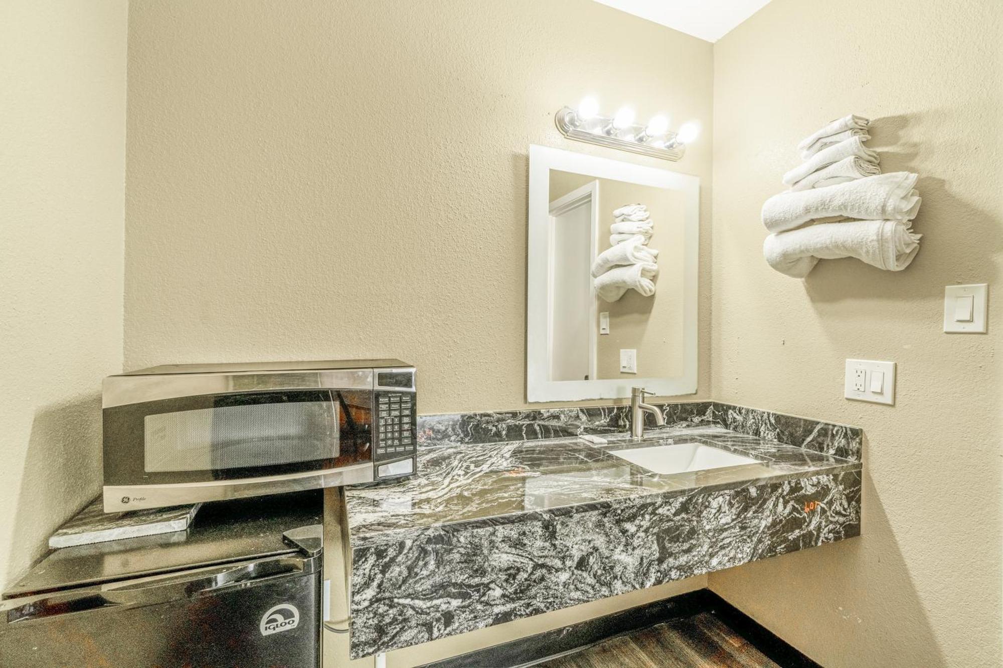 Regency Inn By Oyo Rockdale Tx Luaran gambar