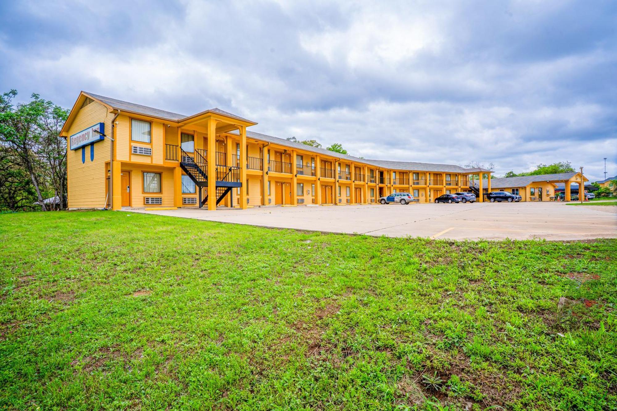 Regency Inn By Oyo Rockdale Tx Luaran gambar